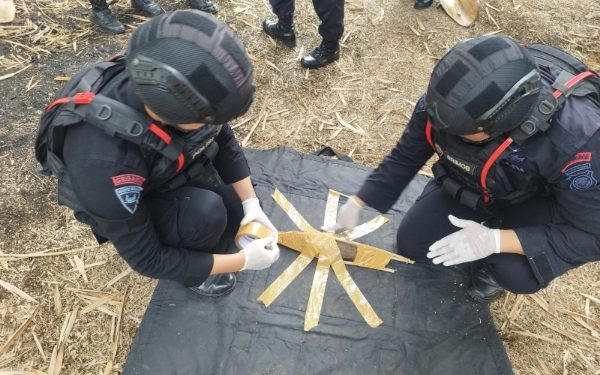 Brimob Jabar Musnahkan Temuan Bom Militer Jenis Mortir di Garut