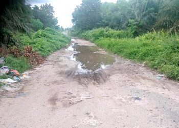 Sudah Rusak, Jalan MT Haryono Barat Juga “Dikacaukan” Sampah