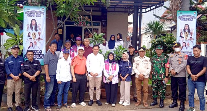 Sekda Purwakarta dan Tim Monitoring di Sejumlah TPS