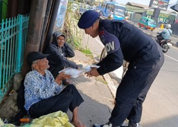 Jum’at Berkah, Brimob Polda Jabar Bagikan  Makan Gratis kepada Warga