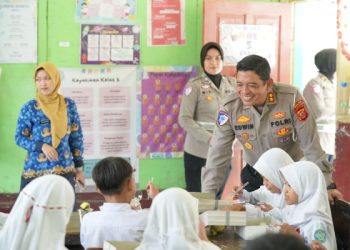 Polda Jabar Gelar Program Makan Siang Bergizi kepada Pelajar SD di Sumedang