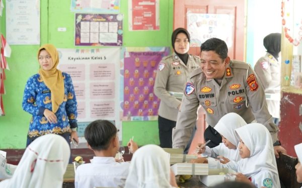 Polda Jabar Gelar Program Makan Siang Bergizi kepada Pelajar SD di Sumedang
