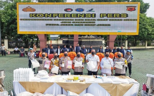 Polda Jabar Gerebek Pabrik Obat Keras Ilegal di Tasikmalaya, Pelaku Terancam 12 Tahun Penjara