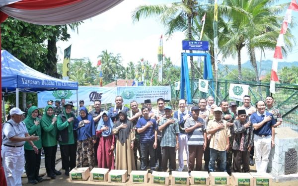 Kapolda Jabar Gelar Baksos saat Peresmian Jembatan Gantung di Kabupaten Bandung Barat