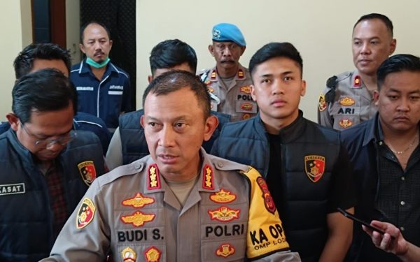 Polisi Gerebek Sebuah Rumah di bAndung yang Digunakan Promosi Judol