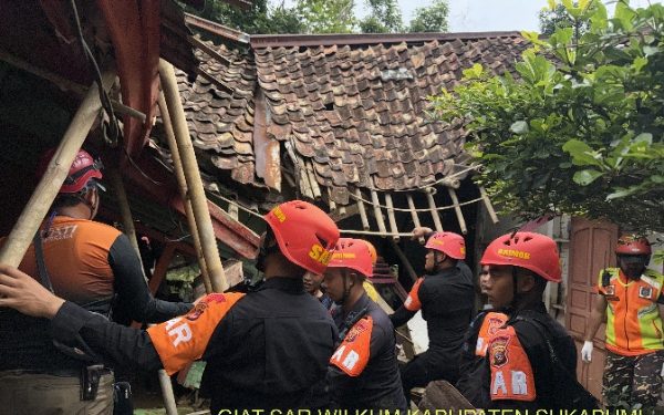 Tim SAR Brimob Jabar Bantu Evakuasi Rumah Warga Terdampak Banjir Bandang