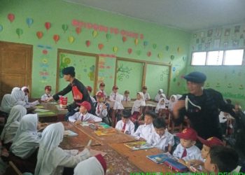 Anggota Brimob Jabar Monitoring Kegiatan KBM Siswa SDN di Sukabumi Pasca Banjir