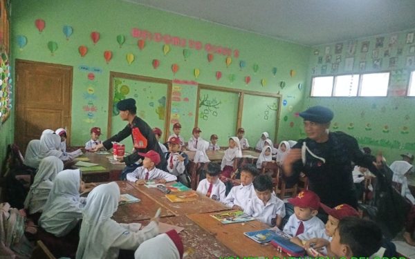 Anggota Brimob Jabar Monitoring Kegiatan KBM Siswa SDN di Sukabumi Pasca Banjir