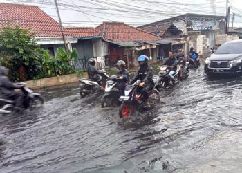 Hujan Deras, Jalan Pertigaan Ciwalengke Terendam Banjir