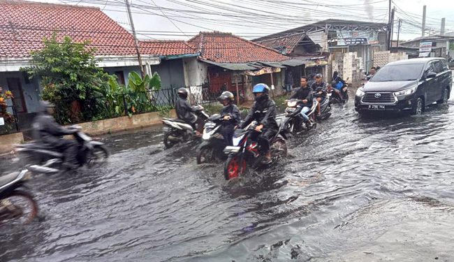 Hujan Deras, Jalan Pertigaan Ciwalengke Terendam Banjir