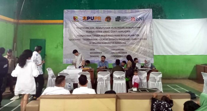 Warga Terima Uang Ganti Rugi Pembangunan Jalan Tol Getaci