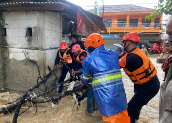 Sat Brimob Polda Jabar Terjunkan Tim SAR, Bantu Evakuasi Dampak Banjir di Sukabumi