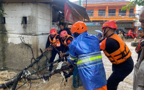 Sat Brimob Polda Jabar Terjunkan Tim SAR, Bantu Evakuasi Dampak Banjir di Sukabumi