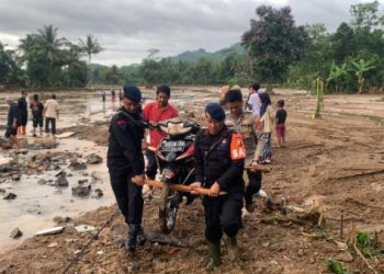 Tim SAR Brimob Polda Jabar terus Evakuasi Pasca Banjir Bandang di Sukabumi