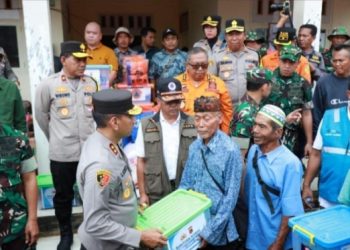Kapolda Jabar Tinjau Lokasi Bencana di Sukabumi dan Salurkan Bantuan