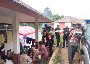 Selain Evakuasi, Tim SAR Brimob Jabar Salurkan Bantuan Sembako untuk Korban Banjir di Sukabumi