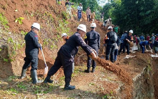 Hari ke 3 Tim SAR Brimob Jabar terus lakukan Pencarian Korban Banjir dan Longsor