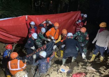 Tim Gabungan Brimob Jabar, Berhasil Evakuasi Korban Longsor di Sukabumi