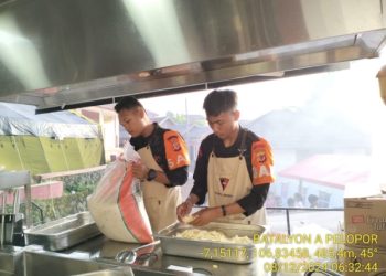 Tak Hanya Evakuasi, Tim SAR Bataliyon A Pelopor Salurkan Bantuan Makanan dan Air Bersih kepada Korban Banjir