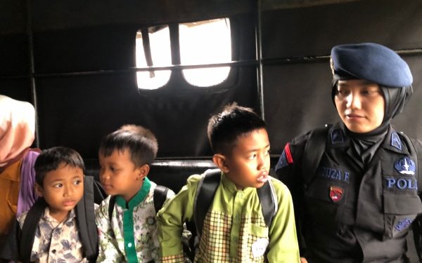 Polwan Brimob Jabar Berikan “Trauma Healing” kepada Anak-anak Korban Banjir Sukabumi