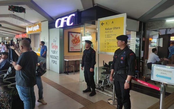 Pastikan Kamtibmas di Stasiun Bandung Kondusif, Brimob Jabar Gencarkan Patroli
