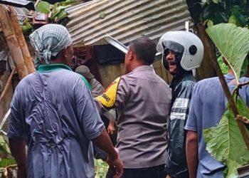 Respon Cepat, Polisi Datangi TKP Pohon Tumbang Menimpa Rumah di Tanjungsari