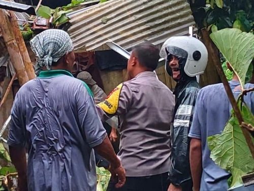 Respon Cepat, Polisi Datangi TKP Pohon Tumbang Menimpa Rumah di Tanjungsari
