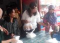 Salah Satu Warga Kotim Bagikan Nasi Jumat Berkah Melalui Warung Padang Sakato