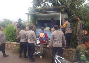 Polsek Paseh dan Petugas Gabungan Bongkar Kios Diduga Jual Obat Keras Terbatas