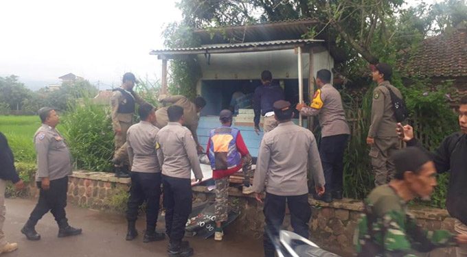 Polsek Paseh dan Petugas Gabungan Bongkar Kios Diduga Jual Obat Keras Terbatas