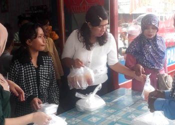 Salah Satu Warga Kotim Bagikan Nasi Jumat Berkah Melalui Warung Padang Sakato