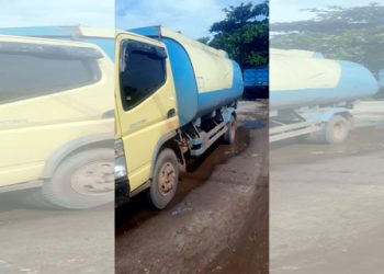 Kendaraan PT. JHNS Parkir di Bahu Jalan