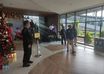 Pastikan Keamanan Arus Balik Liburan Nataru, Brimob Jabar Patroli di Stasiun Bandung