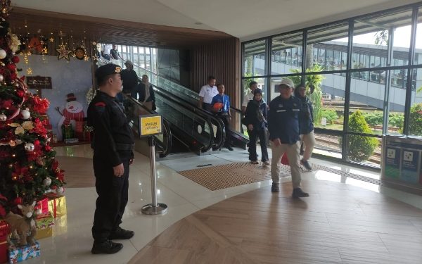 Pastikan Keamanan Arus Balik Liburan Nataru, Brimob Jabar Patroli di Stasiun Bandung
