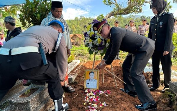 Pemakaman Aipda Anumerta Anditia Munartomo, yang Berkorban Menolong Warga Tenggelam di Pantai Pangandaran