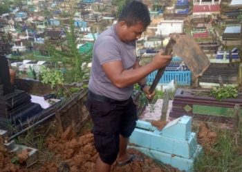 Mengabdi untuk Masyarakat, Inilah Sosok Bripka Joko Polisi yang Sukarela Jadi Tukang Gali Kubur