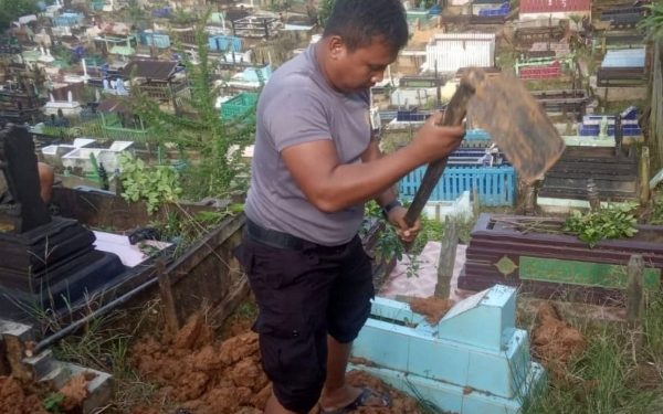 Mengabdi untuk Masyarakat, Inilah Sosok Bripka Joko Polisi yang Sukarela Jadi Tukang Gali Kubur