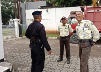 Aggota Brimob Jabar Himbau Warga Cirebon Jaga Kamtibmas