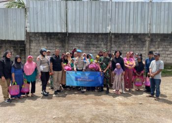 Rutin, Propam Polda Jabar Bagikan  Paket Sembako, Warga: Haturnuhun Pak Polisi