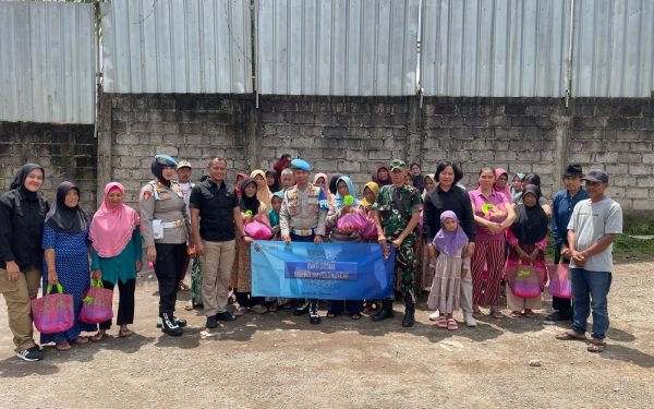 Rutin, Propam Polda Jabar Bagikan Paket Sembako, Warga: Haturnuhun Pak Polisi