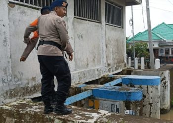 Anggota Brimob Jabar Rutin Cek Debit Sungai Antisipasi Banjir