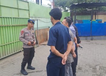 Anggota Brimob Karawang Berikan Arahan Karyawan Pabrik untuk Jaga Kamtibmas