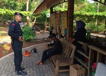 Sambangi Pedagang di Purwakarta, Brimob Jabar Berikan Penyuluhan Kamtibmas