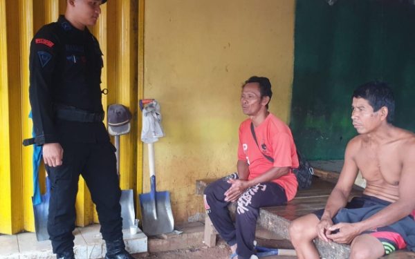 Anggota Brimob Jabar Berikan Arahan Kamtibmas kepada Warga Purwakarta