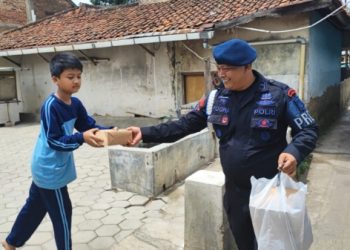 Satbrimob Polda Jabar Gelar Jumat Berkah, Bagikan Makanan Gratis Kepada Warga