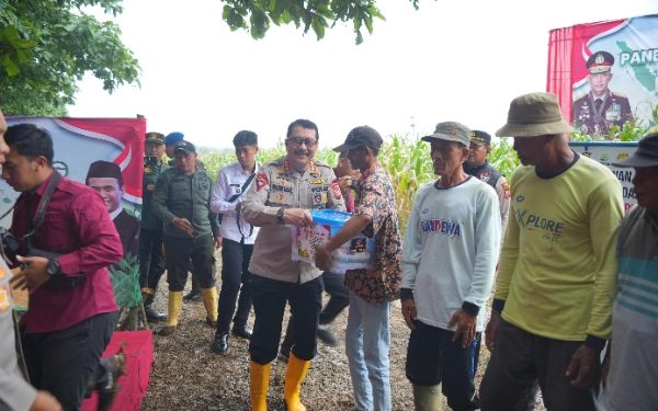 Dansat Brimob Polda Jabar Hadiri Panen Raya Jagung dan Bakti Sosial di Sumedang
