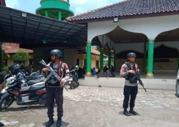Berikan Rasa Aman, Anggota Brimob Jabar lakukan Pengamanan Shalat Jum’at di Cirebon