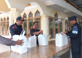 Polri Peduli, Sat Brimob Polda Jabar Gelar Baksos “Jumat Berkah” di Desa Cikeruh