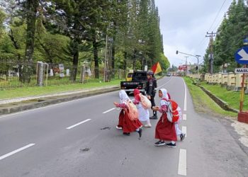 Brimob Jabar Berikan Pelayanan Kepada Masyarakat Wujudkan Kamseltibcar