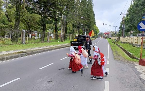 Brimob Jabar Berikan Pelayanan Kepada Masyarakat Wujudkan Kamseltibcar